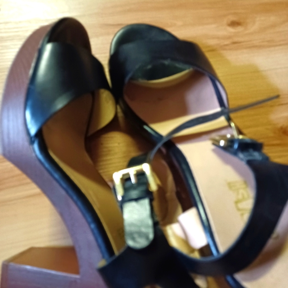 Ladie's sz8.5 shoes